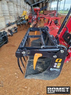Godet multi-services - MB210M+