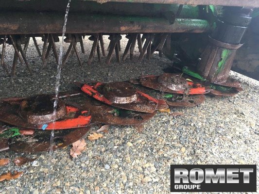 Faucheuse conditionneuse John Deere 331