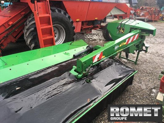 Faucheuse conditionneuse John Deere 331