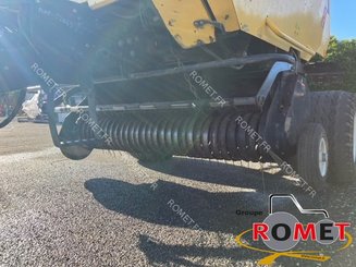 Presse à balles rondes New Holland BR7070 - 1