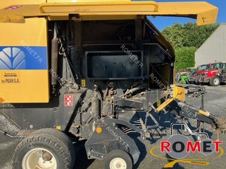 Presse à balles rondes New Holland BR7070 - 3