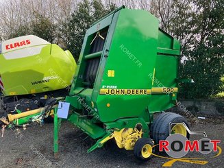 Presse à balles rondes John Deere 590 - 1