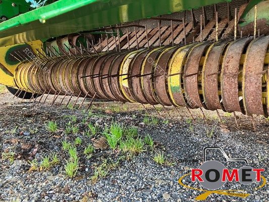 Presse à balles rondes John Deere 590