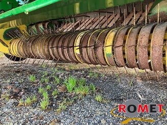Presse à balles rondes John Deere 590 - 3