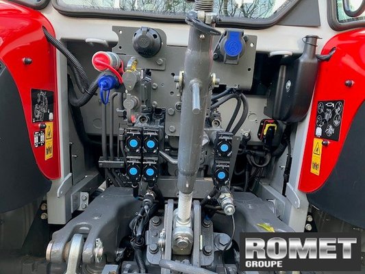 Tracteur agricole Massey Ferguson 5S-115 D4 DX